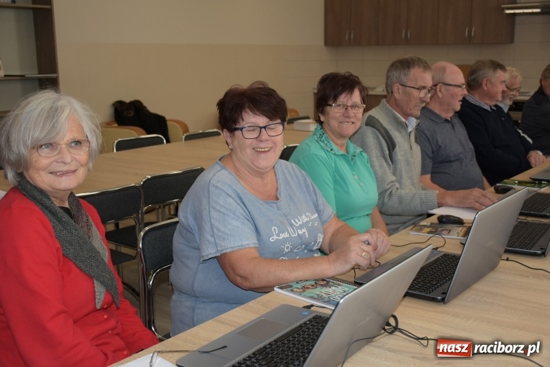 Zdjęcie w galerii na portalu naszraciborz.pl: Na naukę nigdy nie jest za późno. W Owsiszczach rozpoczął się kurs komputerowy dla seniorów wiadomości z regionu