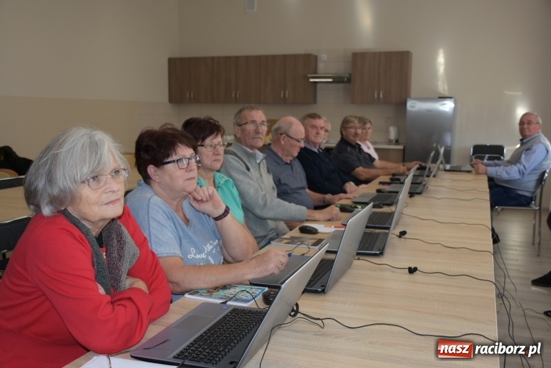 Zdjęcie w galerii na portalu naszraciborz.pl: Na naukę nigdy nie jest za późno. W Owsiszczach rozpoczął się kurs komputerowy dla seniorów wiadomości z regionu