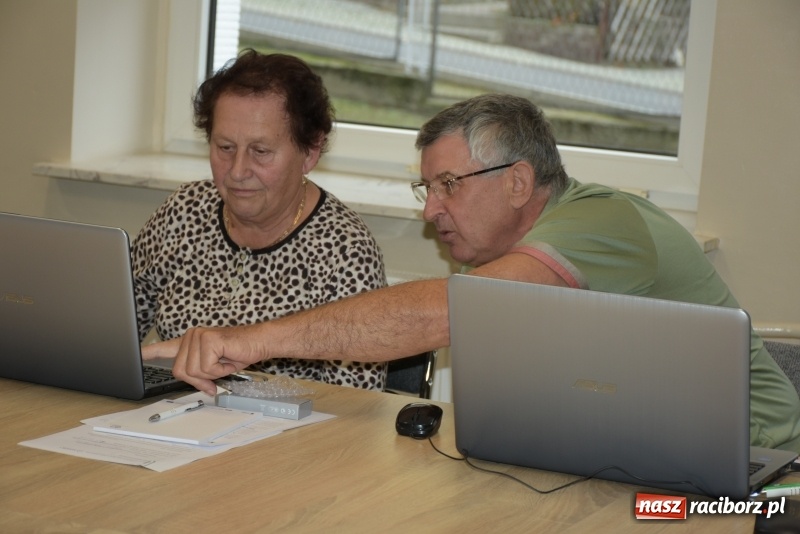 Zdjęcie w galerii na portalu naszraciborz.pl: Na naukę nigdy nie jest za późno. W Owsiszczach rozpoczął się kurs komputerowy dla seniorów wiadomości z regionu