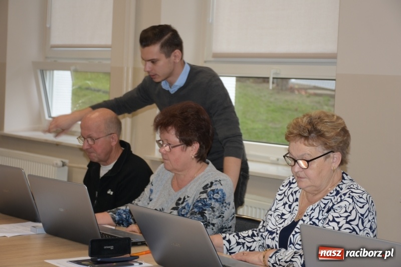 Zdjęcie w galerii na portalu naszraciborz.pl: Na naukę nigdy nie jest za późno. W Owsiszczach rozpoczął się kurs komputerowy dla seniorów wiadomości z regionu