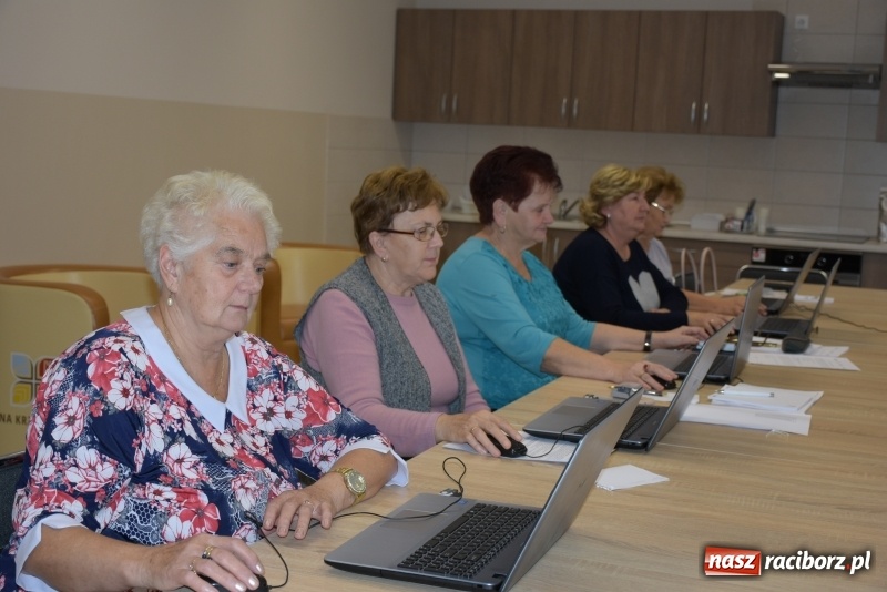 Zdjęcie w galerii na portalu naszraciborz.pl: Na naukę nigdy nie jest za późno. W Owsiszczach rozpoczął się kurs komputerowy dla seniorów wiadomości z regionu