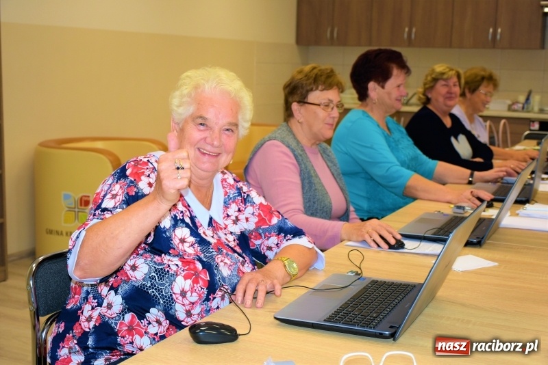 Zdjęcie w galerii na portalu naszraciborz.pl: Na naukę nigdy nie jest za późno. W Owsiszczach rozpoczął się kurs komputerowy dla seniorów wiadomości z regionu
