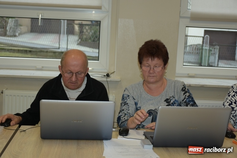 Zdjęcie w galerii na portalu naszraciborz.pl: Na naukę nigdy nie jest za późno. W Owsiszczach rozpoczął się kurs komputerowy dla seniorów wiadomości z regionu