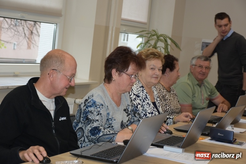 Zdjęcie w galerii na portalu naszraciborz.pl: Na naukę nigdy nie jest za późno. W Owsiszczach rozpoczął się kurs komputerowy dla seniorów wiadomości z regionu
