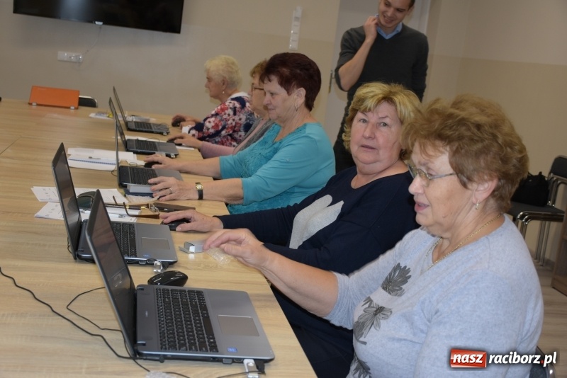 Zdjęcie w galerii na portalu naszraciborz.pl: Na naukę nigdy nie jest za późno. W Owsiszczach rozpoczął się kurs komputerowy dla seniorów wiadomości z regionu
