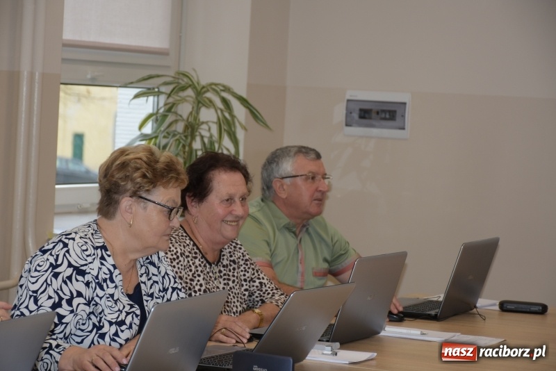 Zdjęcie w galerii na portalu naszraciborz.pl: Na naukę nigdy nie jest za późno. W Owsiszczach rozpoczął się kurs komputerowy dla seniorów wiadomości z regionu