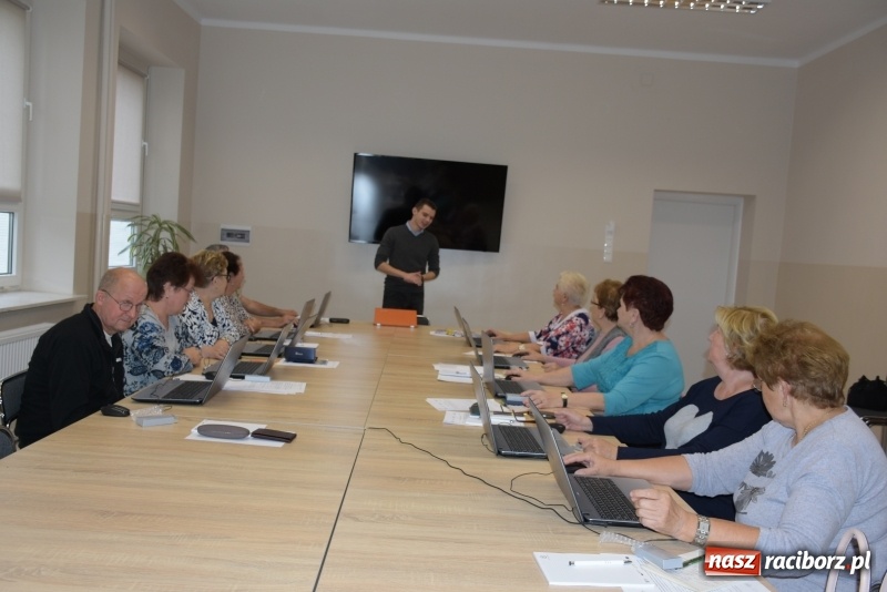 Zdjęcie w galerii na portalu naszraciborz.pl: Na naukę nigdy nie jest za późno. W Owsiszczach rozpoczął się kurs komputerowy dla seniorów wiadomości z regionu