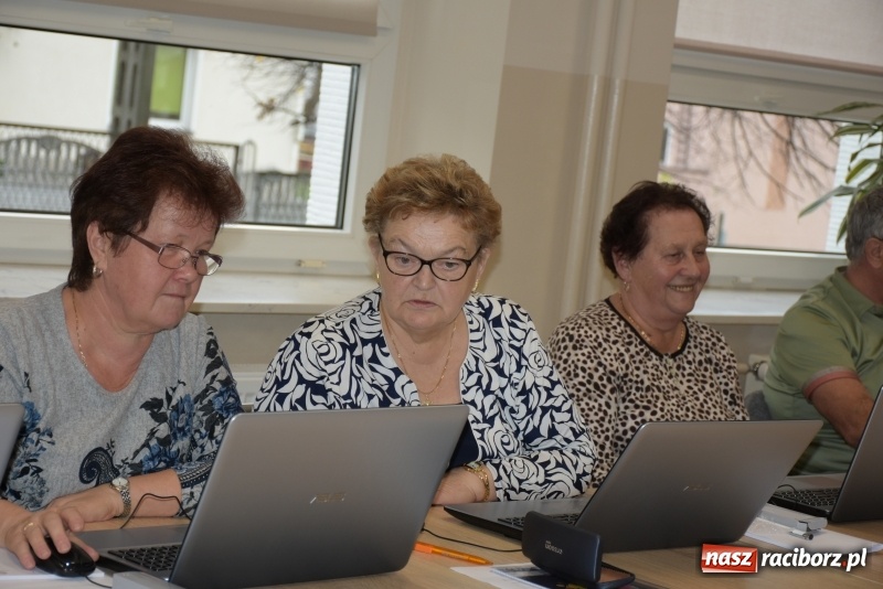 Zdjęcie w galerii na portalu naszraciborz.pl: Na naukę nigdy nie jest za późno. W Owsiszczach rozpoczął się kurs komputerowy dla seniorów wiadomości z regionu