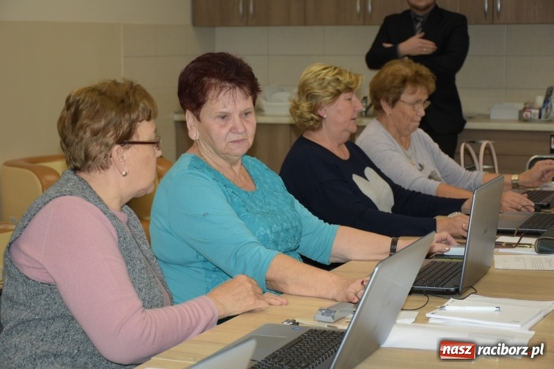 Zdjęcie w galerii na portalu naszraciborz.pl: Na naukę nigdy nie jest za późno. W Owsiszczach rozpoczął się kurs komputerowy dla seniorów wiadomości z regionu