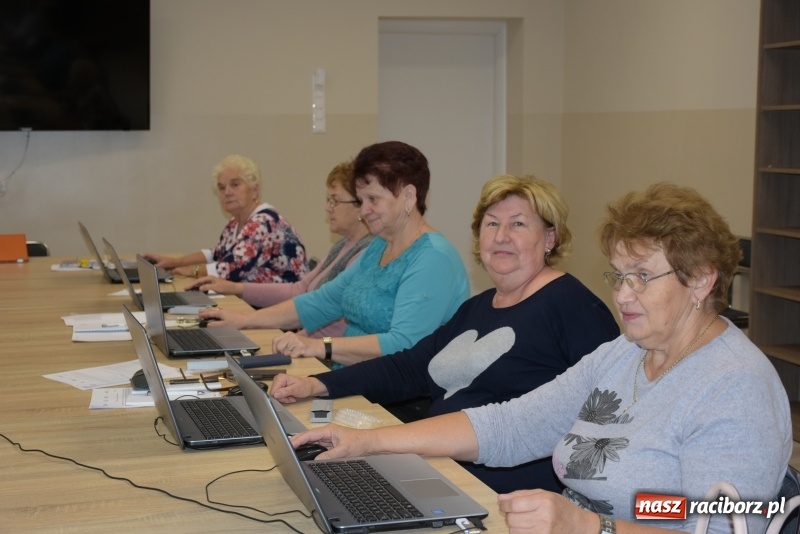 Zdjęcie w galerii na portalu naszraciborz.pl: Na naukę nigdy nie jest za późno. W Owsiszczach rozpoczął się kurs komputerowy dla seniorów wiadomości z regionu