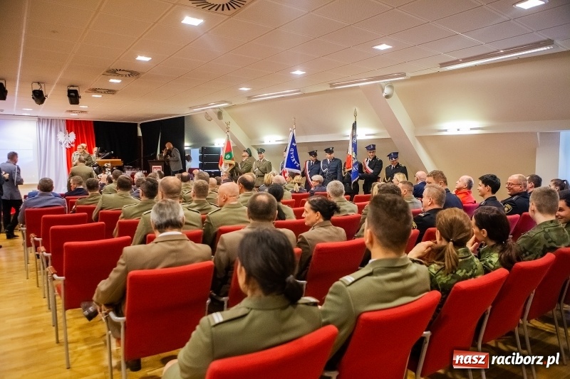 Zdjęcie w galerii na portalu naszraciborz.pl: Służby mundurowe uczciły setną rocznicę odzyskania przez Polskę niepodległości wiadomości z regionu