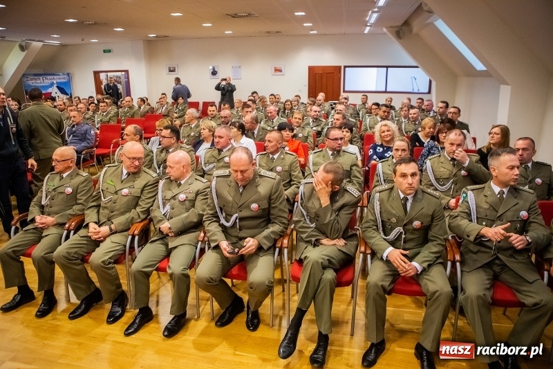 Zdjęcie w galerii na portalu naszraciborz.pl: Służby mundurowe uczciły setną rocznicę odzyskania przez Polskę niepodległości wiadomości z regionu