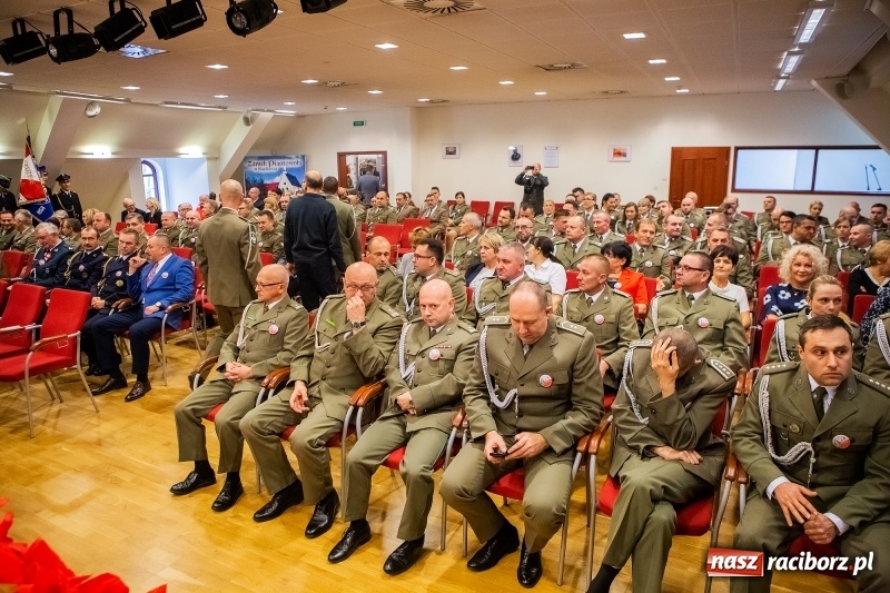 Zdjęcie w galerii na portalu naszraciborz.pl: Służby mundurowe uczciły setną rocznicę odzyskania przez Polskę niepodległości wiadomości z regionu