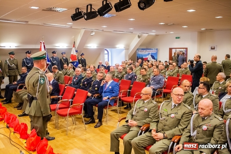 Zdjęcie w galerii na portalu naszraciborz.pl: Służby mundurowe uczciły setną rocznicę odzyskania przez Polskę niepodległości wiadomości z regionu