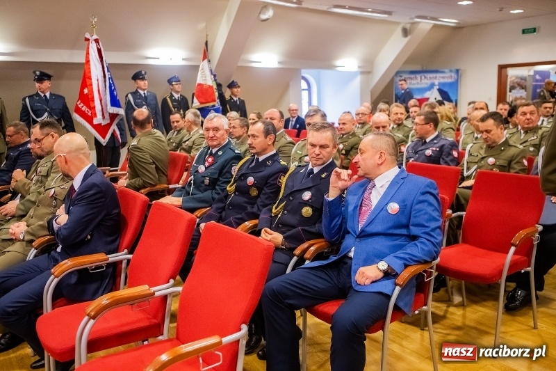 Zdjęcie w galerii na portalu naszraciborz.pl: Służby mundurowe uczciły setną rocznicę odzyskania przez Polskę niepodległości wiadomości z regionu