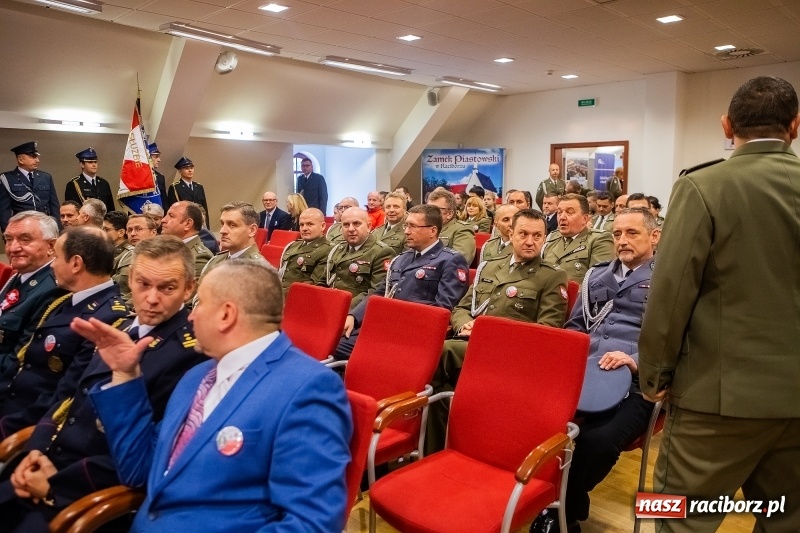 Zdjęcie w galerii na portalu naszraciborz.pl: Służby mundurowe uczciły setną rocznicę odzyskania przez Polskę niepodległości wiadomości z regionu