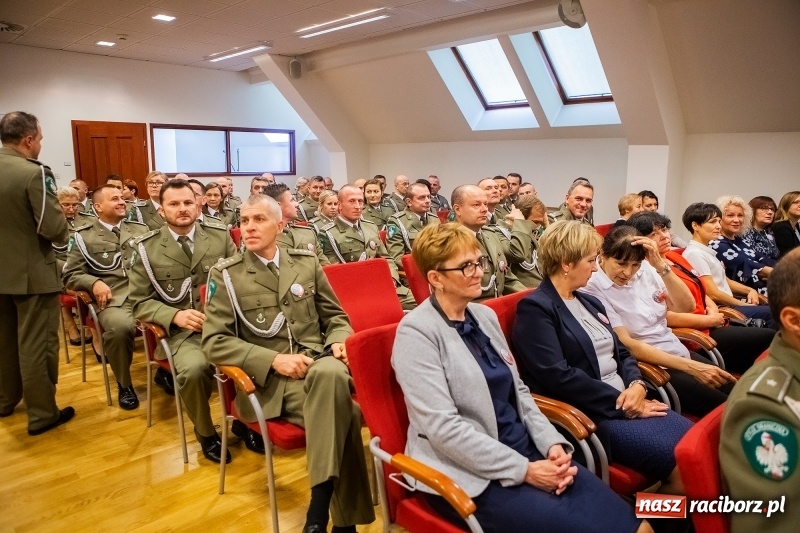 Zdjęcie w galerii na portalu naszraciborz.pl: Służby mundurowe uczciły setną rocznicę odzyskania przez Polskę niepodległości wiadomości z regionu