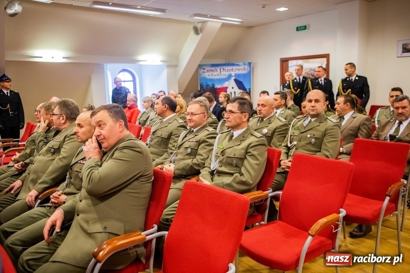 Zdjęcie w galerii na portalu naszraciborz.pl: Służby mundurowe uczciły setną rocznicę odzyskania przez Polskę niepodległości wiadomości z regionu