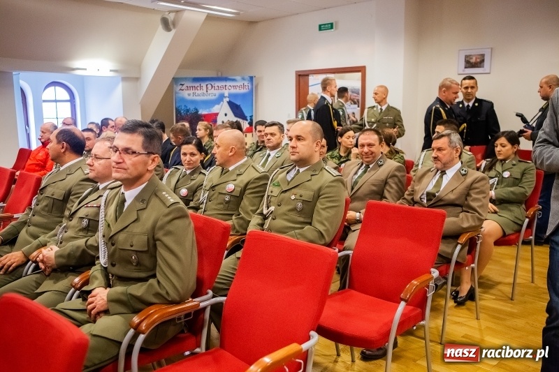 Zdjęcie w galerii na portalu naszraciborz.pl: Służby mundurowe uczciły setną rocznicę odzyskania przez Polskę niepodległości wiadomości z regionu