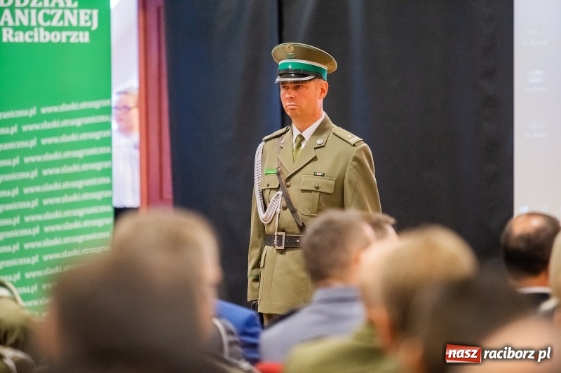 Zdjęcie w galerii na portalu naszraciborz.pl: Służby mundurowe uczciły setną rocznicę odzyskania przez Polskę niepodległości wiadomości z regionu