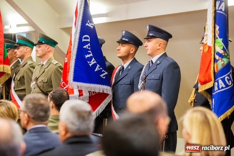 Zdjęcie w galerii na portalu naszraciborz.pl: Służby mundurowe uczciły setną rocznicę odzyskania przez Polskę niepodległości wiadomości z regionu