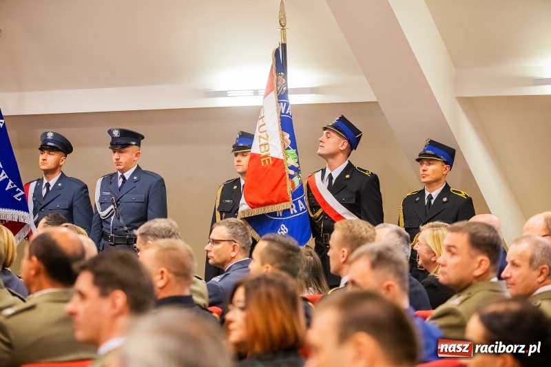 Zdjęcie w galerii na portalu naszraciborz.pl: Służby mundurowe uczciły setną rocznicę odzyskania przez Polskę niepodległości wiadomości z regionu