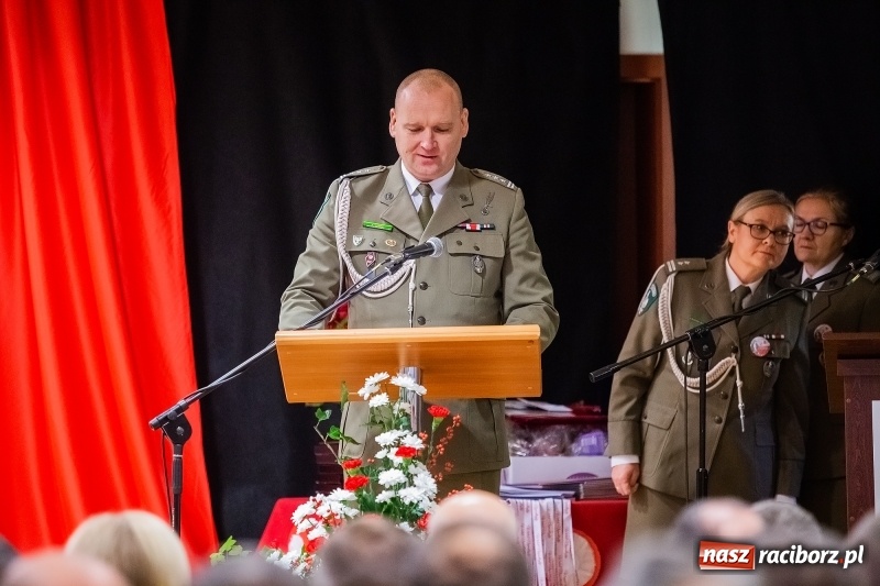 Zdjęcie w galerii na portalu naszraciborz.pl: Służby mundurowe uczciły setną rocznicę odzyskania przez Polskę niepodległości wiadomości z regionu