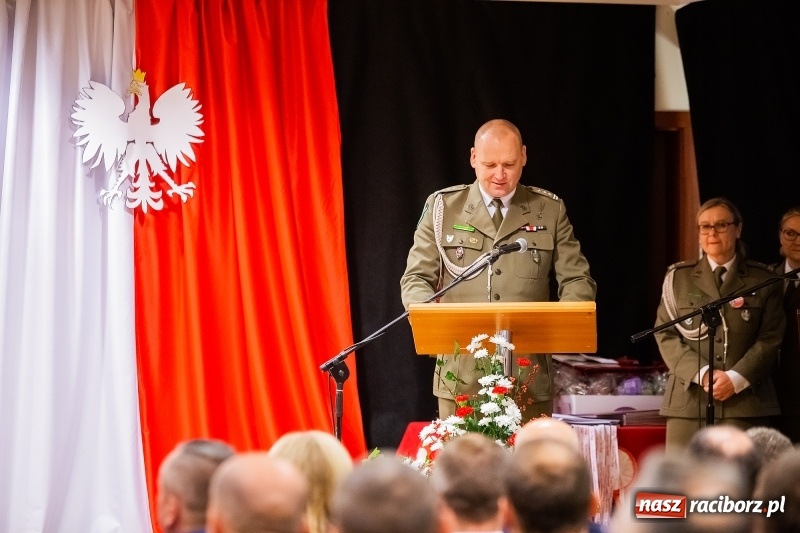 Zdjęcie w galerii na portalu naszraciborz.pl: Służby mundurowe uczciły setną rocznicę odzyskania przez Polskę niepodległości wiadomości z regionu