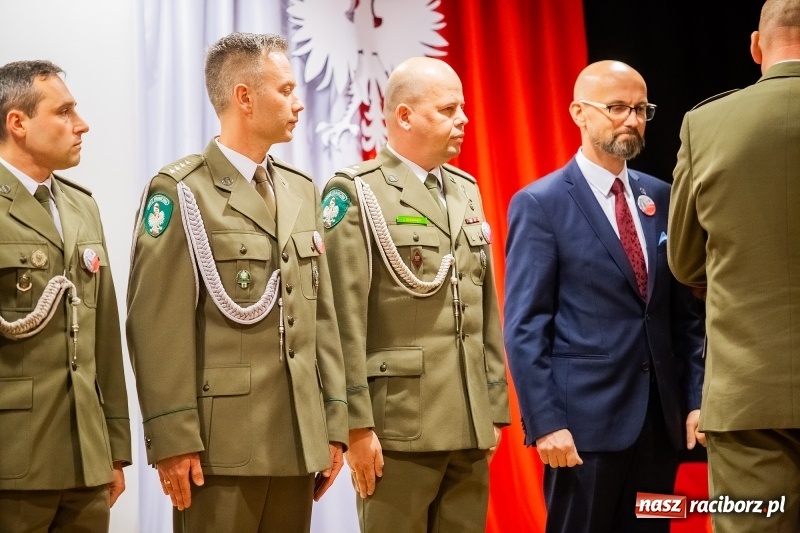 Zdjęcie w galerii na portalu naszraciborz.pl: Służby mundurowe uczciły setną rocznicę odzyskania przez Polskę niepodległości wiadomości z regionu