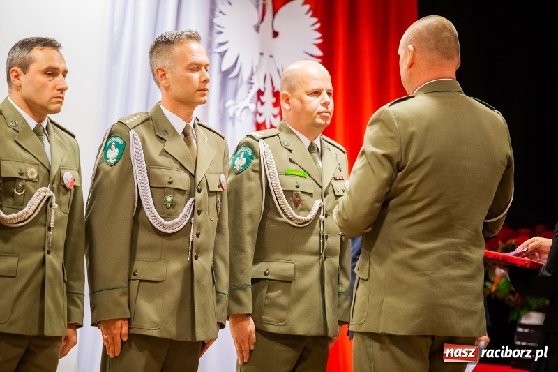 Zdjęcie w galerii na portalu naszraciborz.pl: Służby mundurowe uczciły setną rocznicę odzyskania przez Polskę niepodległości wiadomości z regionu