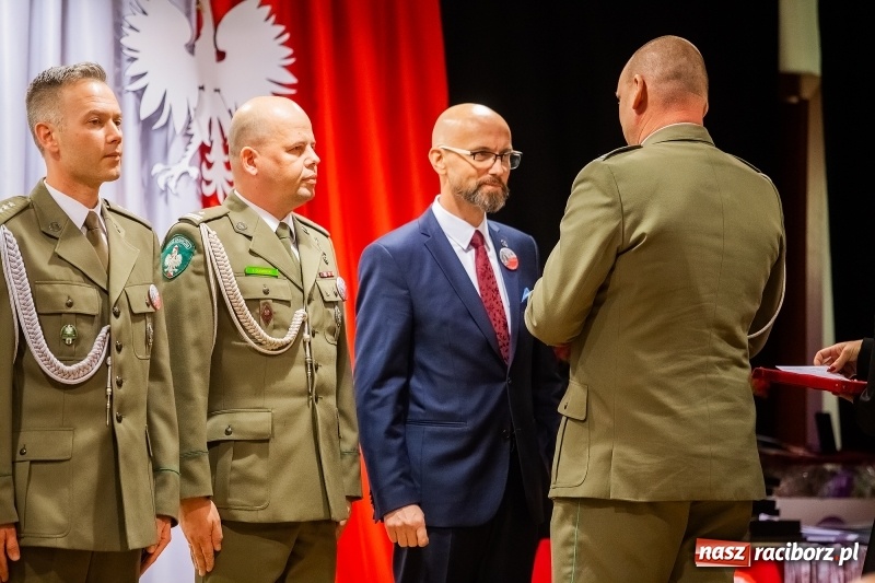 Zdjęcie w galerii na portalu naszraciborz.pl: Służby mundurowe uczciły setną rocznicę odzyskania przez Polskę niepodległości wiadomości z regionu