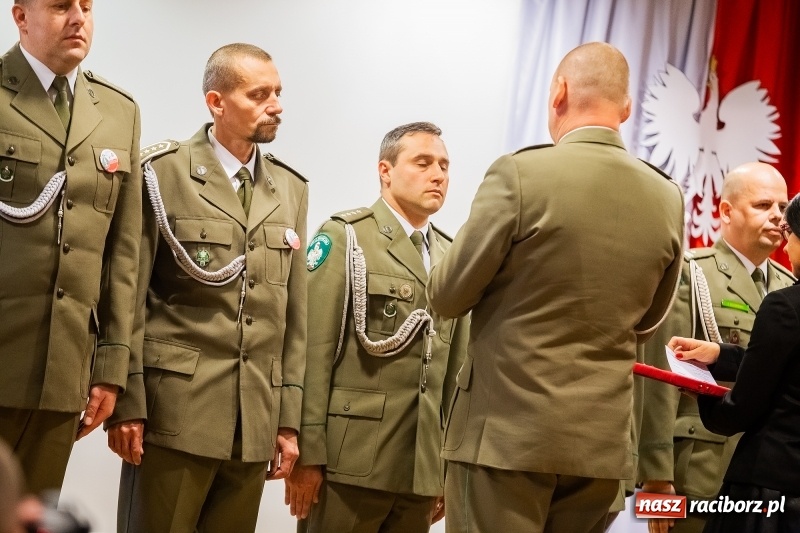 Zdjęcie w galerii na portalu naszraciborz.pl: Służby mundurowe uczciły setną rocznicę odzyskania przez Polskę niepodległości wiadomości z regionu