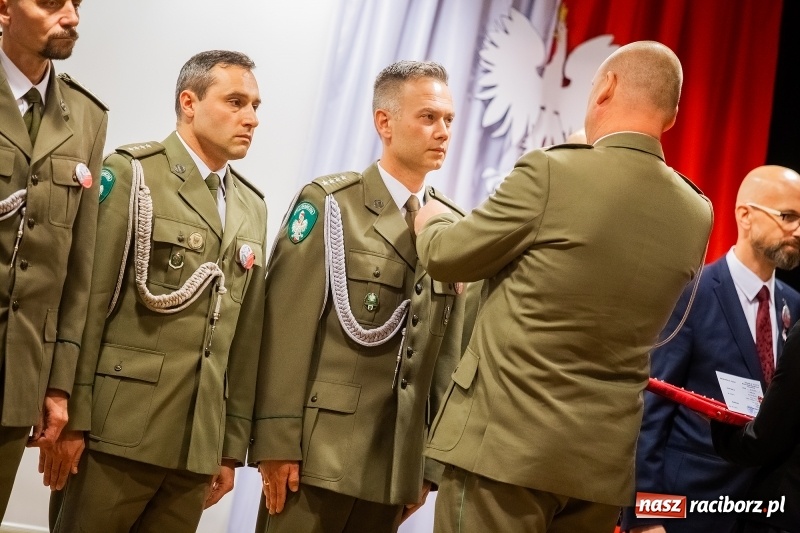 Zdjęcie w galerii na portalu naszraciborz.pl: Służby mundurowe uczciły setną rocznicę odzyskania przez Polskę niepodległości wiadomości z regionu