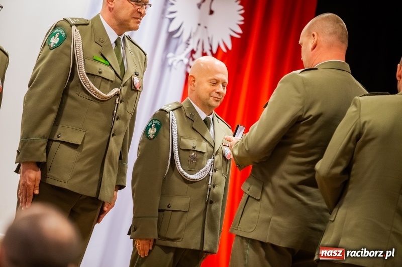 Zdjęcie w galerii na portalu naszraciborz.pl: Służby mundurowe uczciły setną rocznicę odzyskania przez Polskę niepodległości wiadomości z regionu