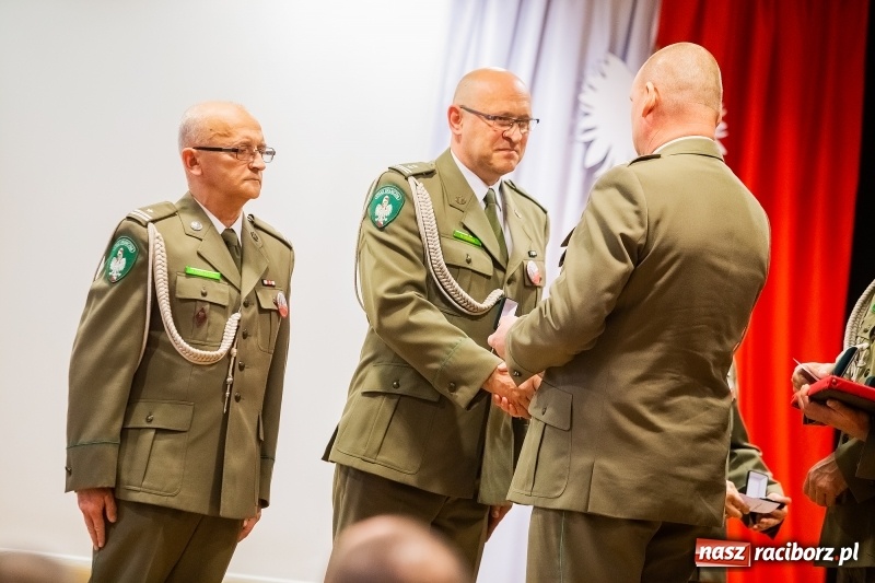 Zdjęcie w galerii na portalu naszraciborz.pl: Służby mundurowe uczciły setną rocznicę odzyskania przez Polskę niepodległości wiadomości z regionu