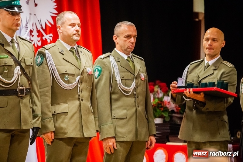 Zdjęcie w galerii na portalu naszraciborz.pl: Służby mundurowe uczciły setną rocznicę odzyskania przez Polskę niepodległości wiadomości z regionu