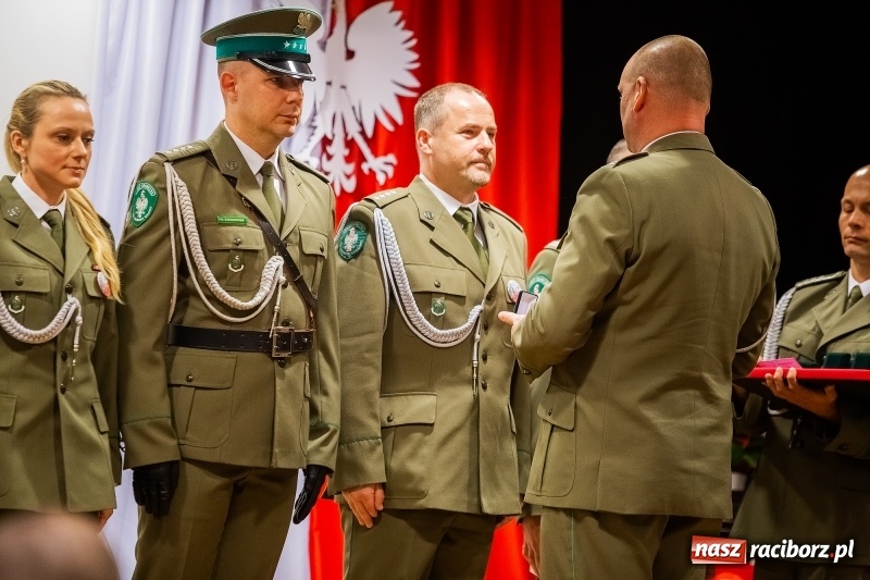 Zdjęcie w galerii na portalu naszraciborz.pl: Służby mundurowe uczciły setną rocznicę odzyskania przez Polskę niepodległości wiadomości z regionu