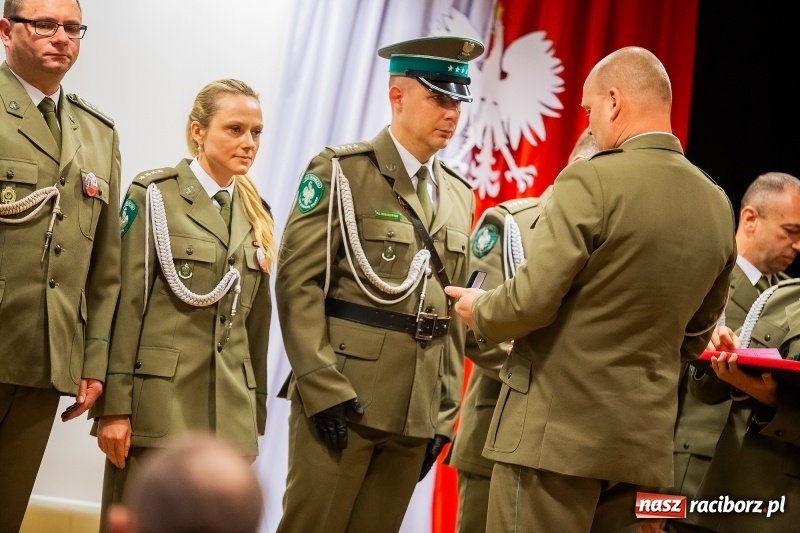 Zdjęcie w galerii na portalu naszraciborz.pl: Służby mundurowe uczciły setną rocznicę odzyskania przez Polskę niepodległości wiadomości z regionu