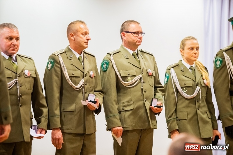 Zdjęcie w galerii na portalu naszraciborz.pl: Służby mundurowe uczciły setną rocznicę odzyskania przez Polskę niepodległości wiadomości z regionu