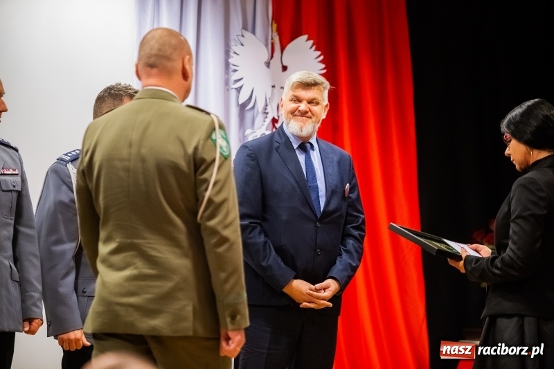 Zdjęcie w galerii na portalu naszraciborz.pl: Służby mundurowe uczciły setną rocznicę odzyskania przez Polskę niepodległości wiadomości z regionu