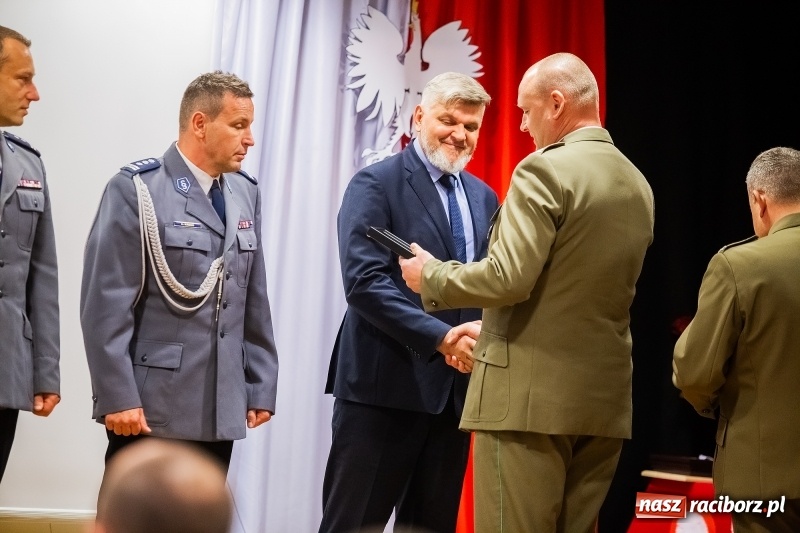 Zdjęcie w galerii na portalu naszraciborz.pl: Służby mundurowe uczciły setną rocznicę odzyskania przez Polskę niepodległości wiadomości z regionu