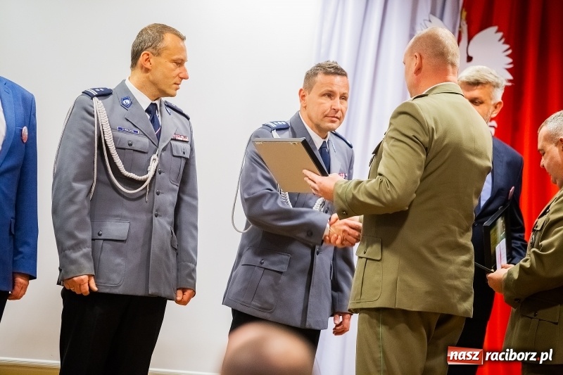 Zdjęcie w galerii na portalu naszraciborz.pl: Służby mundurowe uczciły setną rocznicę odzyskania przez Polskę niepodległości wiadomości z regionu