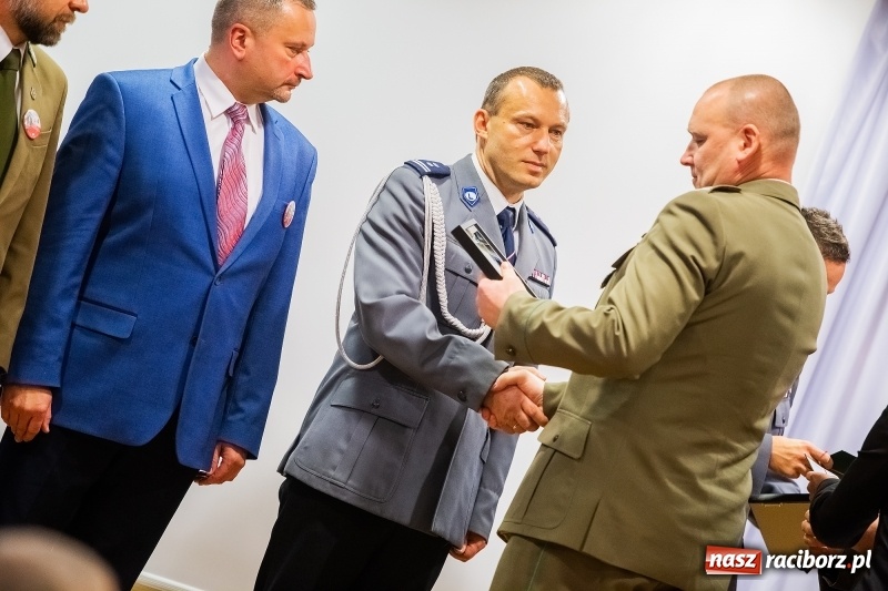 Zdjęcie w galerii na portalu naszraciborz.pl: Służby mundurowe uczciły setną rocznicę odzyskania przez Polskę niepodległości wiadomości z regionu