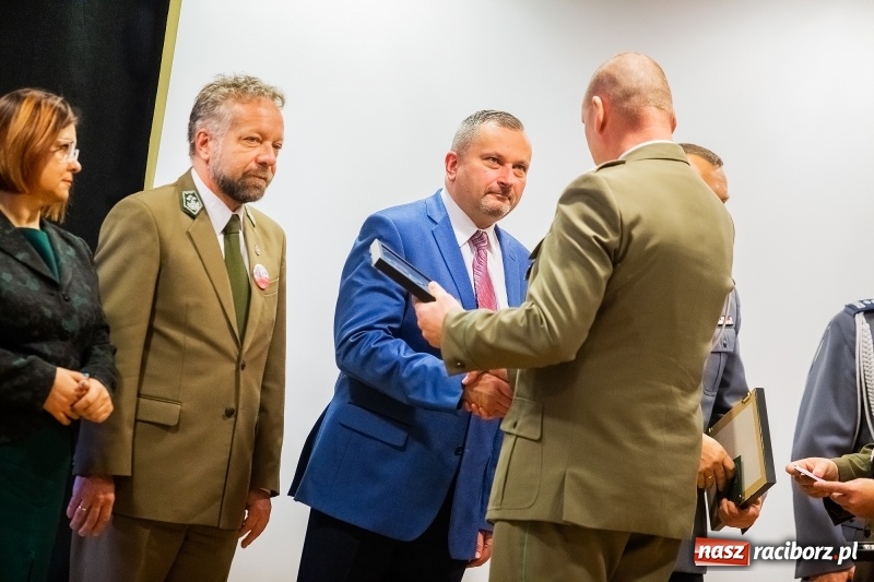 Zdjęcie w galerii na portalu naszraciborz.pl: Służby mundurowe uczciły setną rocznicę odzyskania przez Polskę niepodległości wiadomości z regionu