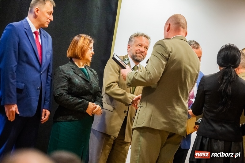 Zdjęcie w galerii na portalu naszraciborz.pl: Służby mundurowe uczciły setną rocznicę odzyskania przez Polskę niepodległości wiadomości z regionu