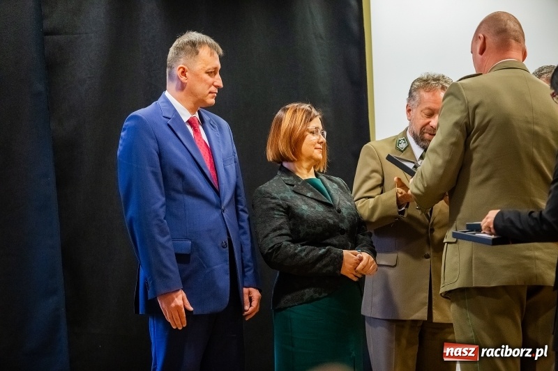 Zdjęcie w galerii na portalu naszraciborz.pl: Służby mundurowe uczciły setną rocznicę odzyskania przez Polskę niepodległości wiadomości z regionu