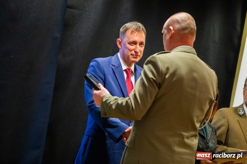 Zdjęcie w galerii na portalu naszraciborz.pl: Służby mundurowe uczciły setną rocznicę odzyskania przez Polskę niepodległości wiadomości z regionu