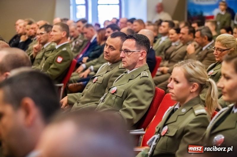 Zdjęcie w galerii na portalu naszraciborz.pl: Służby mundurowe uczciły setną rocznicę odzyskania przez Polskę niepodległości wiadomości z regionu