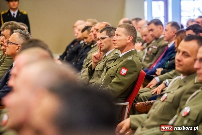 Zdjęcie w galerii na portalu naszraciborz.pl: Służby mundurowe uczciły setną rocznicę odzyskania przez Polskę niepodległości wiadomości z regionu