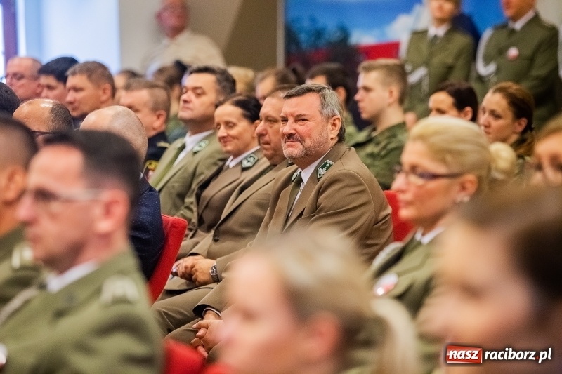 Zdjęcie w galerii na portalu naszraciborz.pl: Służby mundurowe uczciły setną rocznicę odzyskania przez Polskę niepodległości wiadomości z regionu
